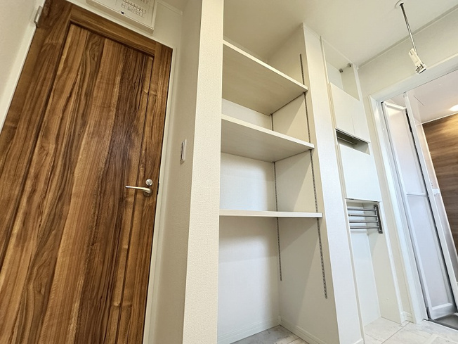 【収納】 | トラストステージ　新座市野火止5丁目46期　全12棟 | 【リビングダイニング収納】
リビングに収納があることで片付きやすく、急な来客も安心です。