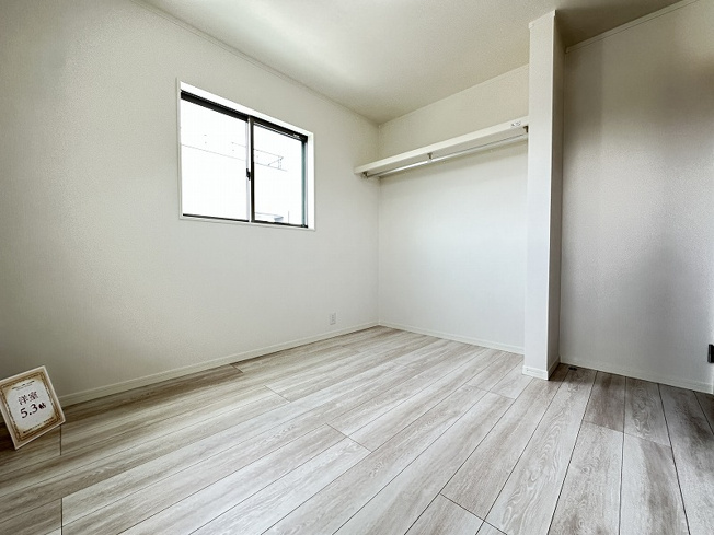 【洋室】 | トラストステージ　新座市野火止5丁目46期　全12棟 | 【洋室5.3帖】
洋服の収納に便利なパイプ付き枕棚完備。