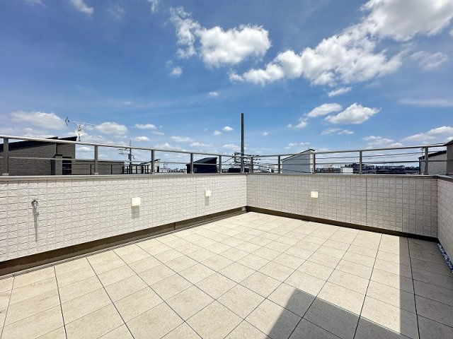 【設備】 | トラストステージ　新座市野火止5丁目46期　全12棟 | 【そらいろ空間】
セカンドリビングや庭としても使えるプライベートなリラックス空間。