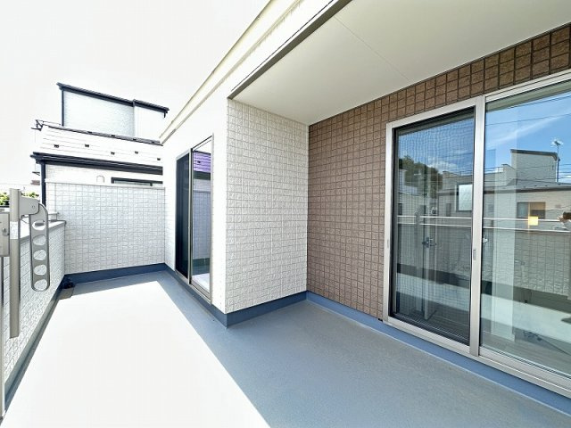 【バルコニー】 | トラストステージ　新座市野火止5丁目46期　全12棟 | 【バルコニー】
たくさんの洗濯物も一度に干しやすい広々バルコニー。