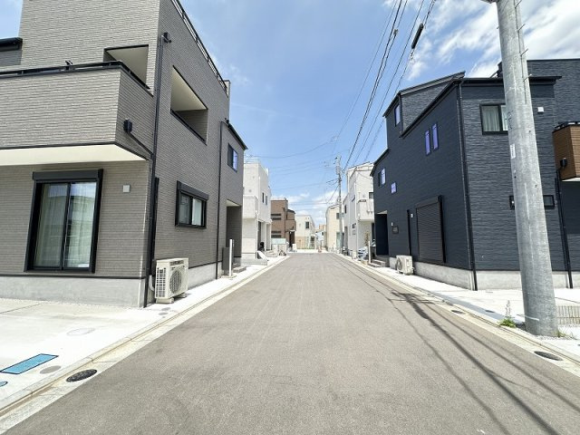 【前面道路含む現地写真】 | トラストステージ　新座市野火止5丁目46期　全12棟 | 【前面道路の様子】
落ち着いた街並みが広がる大型開発分譲地！