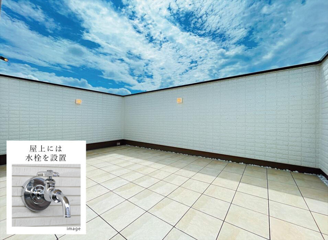 【設備】 | トラストステージ　新座市野火止5丁目46期　全12棟 | 【弊社施工例】
プライバシーに配慮された屋上空間。通行人の目が気にならず、地上まで声が届きにくいのでゆったりとお過ごしいただけます。
片側の壁を高くしているので、隣棟からは見えない構造です。