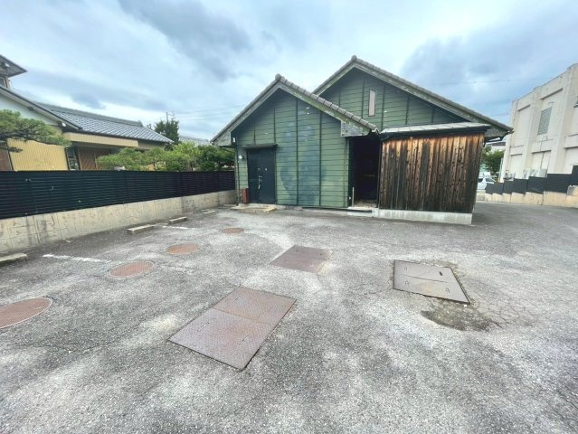 柱曙店舗の駐車場