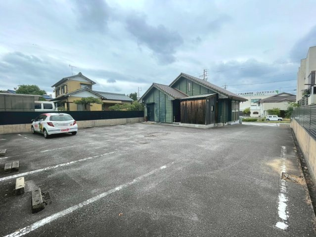 柱曙店舗の駐車場