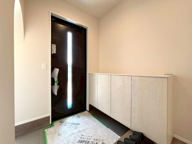 タマタウン　大垣市東町（小野小）　全2区画分譲の玄関|大容量のシューズ収納付きで玄関周りもすっきり！玄関ドアからの光が玄関ホールを明るくしてくれます。