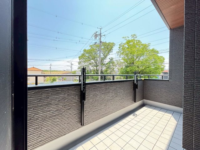 タマタウン　大垣市東町（小野小）　全2区画分譲のバルコニー|バルコニーは南向きで洗濯物もよく乾きます！強度と表面積硬度を持つFPRで防水しています。