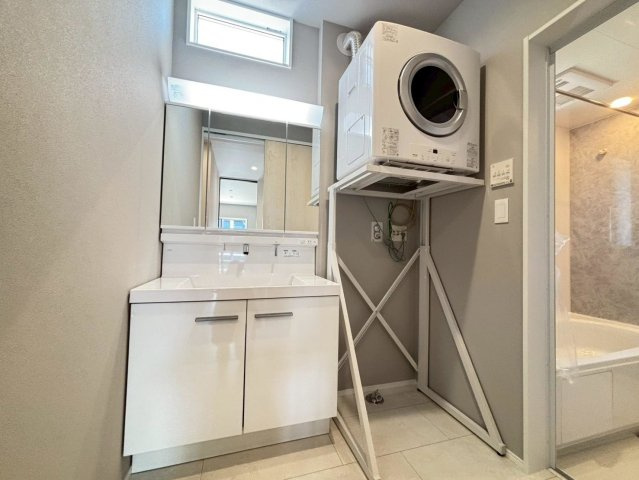 タマタウン　大垣市東町（小野小）　全2区画分譲の独立洗面台|ミラー扉の内側がすべて収納スペースになっています。女性の目線で考えた使いやすさを備えています。