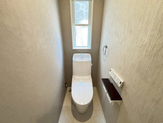 タマタウン　大垣市東町（小野小）　全2区画分譲のトイレ|超節水型の水洗トイレを標準採用。汚れが付きにくいコーティング加工で、いつでも清潔に保てる便座を装備。