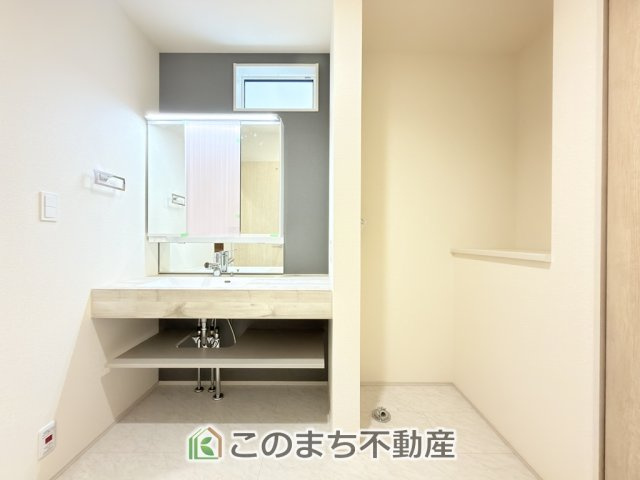 ブルーミングガーデン宇都宮市平松本町　2号棟の洗面所|同社施工物件の写真です。※建具やフローリング、その他仕様が違う場合がございます。シャンプードレッサーで朝の身支度♪伸びるホースでお掃除も簡単清潔です！
