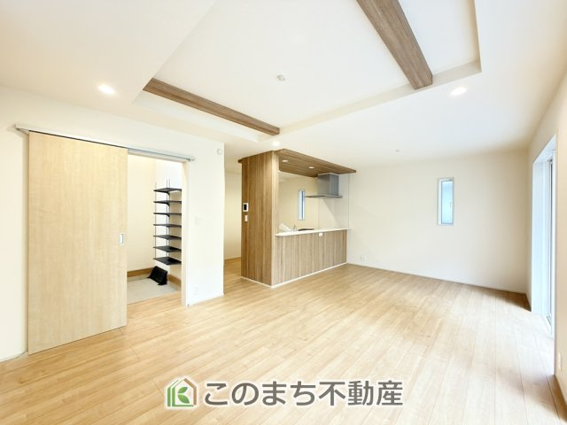ブルーミングガーデン宇都宮市平松本町の居間・リビング|開放感のある広々としたリビング☆家族みんなでゆったりくつろげます♪
南側から暖かな日差しが差し込みます♪キッチンからリビングの様子がよく見渡せます☆