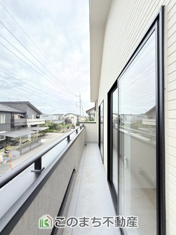 ブルーミングガーデン宇都宮市平松本町のバルコニー|南向きの大型バルコニーは陽当り良好で、たっぷりのお洗濯物もよく乾きます！
さらにインナーバルコニーなので雨の日でも安心してお出かけできますね♪