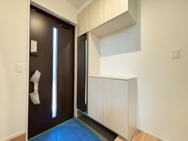 タマタウン　大垣市東町（小野小）　全2区画分譲の玄関|大容量のシューズ収納付きで玄関周りもすっきり！玄関ドアからの光が玄関ホールを明るくしてくれます。