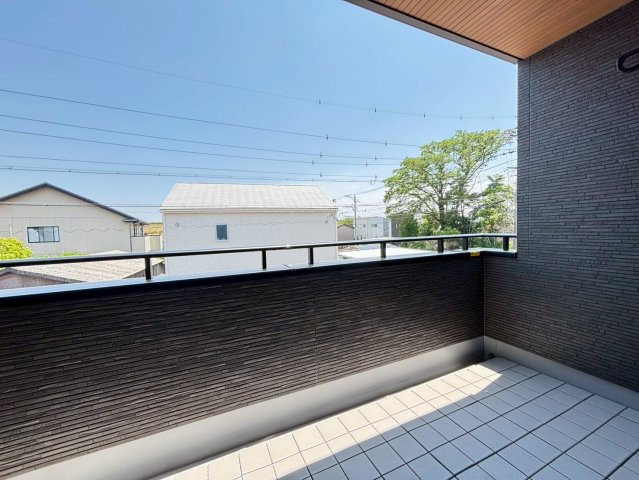 タマタウン　大垣市東町（小野小）　全2区画分譲のバルコニー|バルコニーは南向きで洗濯物もよく乾きます！強度と表面積硬度を持つFPRで防水しています。
