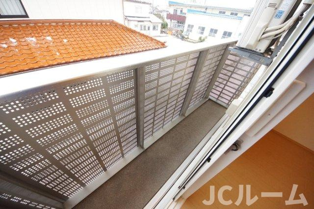 柏崎市半田１丁目のアパートのバルコニー