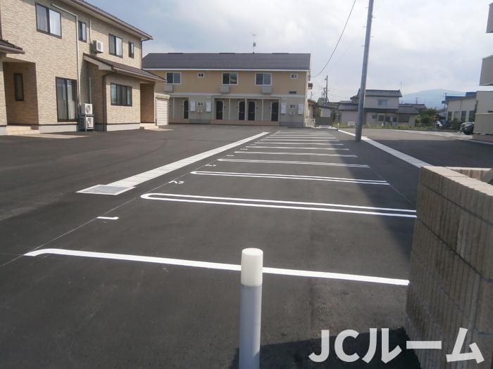 柏崎市半田１丁目のアパートの駐車場