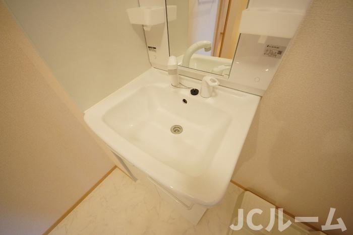 柏崎市半田１丁目のアパートの洗面所