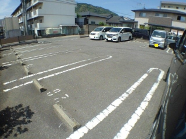 グローヴ・ガーデンＣの駐車場|車をお持ちの方に嬉しい駐車場付きの物件です