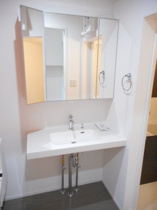 独立洗面台あり、毎朝おしゃれに忙しい女性の方におすすめです