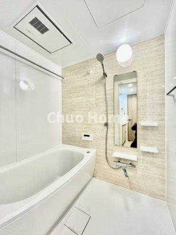 グレイス大島の浴室|【バスルーム】暖房換気乾燥機付きシステムバスルーム。暖房・冷風・換気・乾燥など、毎日を快適に過ごせるうれしい機能が揃っています。雨の日の洗濯物も安心です。