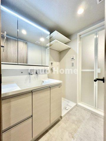 グレイス大島の独立洗面台|【洗面化粧台】洗面化粧台には三面鏡を採用。身だしなみを整えやすい事はもちろんですが、鏡の後ろに収納スペースを設ける事により、散らかりやすい洗面スペースをすっきりさせる事が出来るのも嬉しいですね