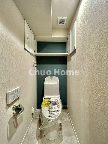 グレイス大島のトイレ|【トイレ】 収納スペースをしっかりと確保した温水洗浄便座機能付きトイレ。温水洗浄便座は清潔にお使いいただくための大切なアイテムです。