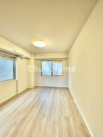 グレイス大島の洋室|【洋室】快適に過ごす条件は、一人ひとり違います。だからこそ飾り過ぎないシンプルな内装と偏り過ぎないデザインで統一しております。居住していく中でオーナー様だけの【マイホーム】に創り上げて下さい