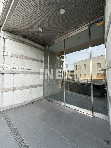 横浜市中区石川町２丁目の賃貸マンションのエントランス