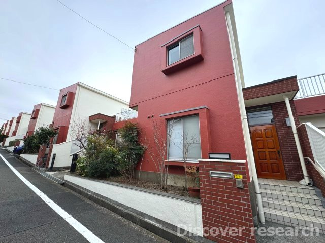 京王平山センターハイツの外観|【外観】
えんじ色と白色の配色にレンガ、アンティーク風な玄関を使用した雰囲気のある外観です。