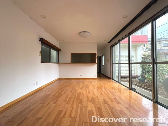 京王平山センターハイツの居間・リビング|【LD（約11.2帖）】
大きな窓から自然光がたっぷりと注ぎ込む明るいリビングです。
解放感もあり住み心地が良さそうです！