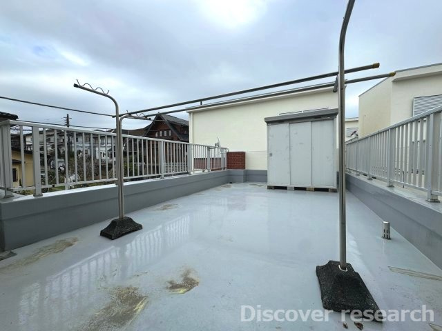 京王平山センターハイツのバルコニー|【バルコニー・テラス（32.7㎡）】
物干し竿、物置が完備されたバルコニー