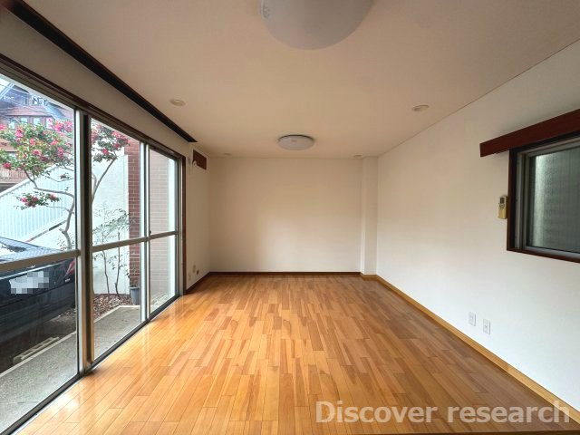 京王平山センターハイツの居間・リビング|【LD（約11.2帖）】
電気がついていなくてもこの明るさです。
風通しも良さそうです♪