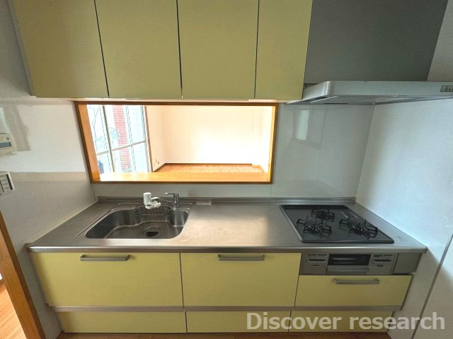 京王平山センターハイツのキッチン|【キッチン（約3.2帖）】
作業スペースが広く家事のしやすいシステムキッチンです！
収納も多くお皿や調味料が散らかることがなさそうです！