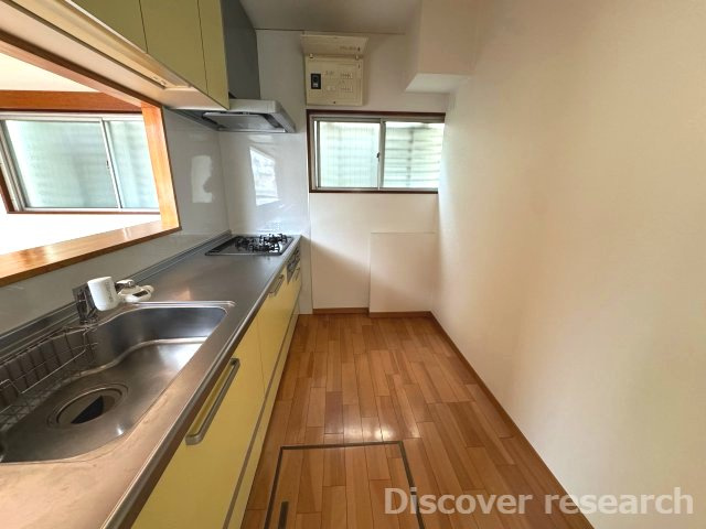 京王平山センターハイツのキッチン|【キッチン（約3.2帖）】
スペースも広く充実して家事が行えそうです。
キッチン内に窓があるのですぐに換気できます！