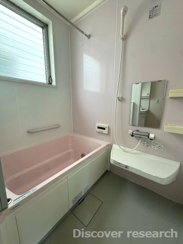京王平山センターハイツの浴室|【浴室】
窓のある浴室です。追い焚き機能等も完備されています。