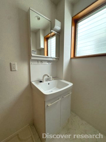 京王平山センターハイツの独立洗面台|【洗面化粧台】
２面鏡の洗面化粧台です。鏡裏、下部と収納スペースがあるので綺麗に収納できそうです！