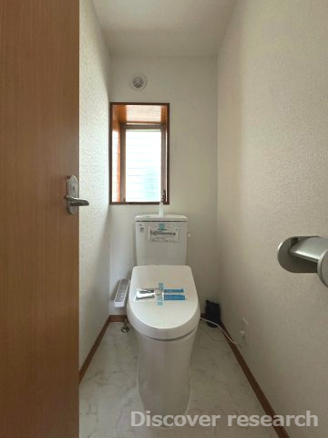 京王平山センターハイツのトイレ|【トイレ】
白を基調とした清潔感、落ち着きのあるトイレです。
窓があるので随時換気できます。