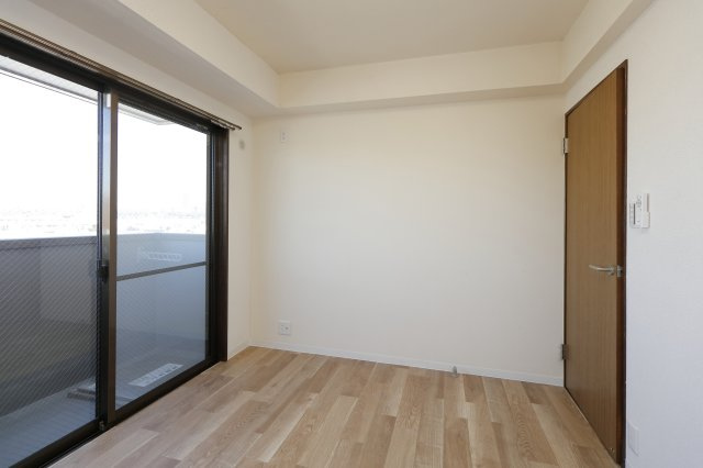 江上ビルの洋室