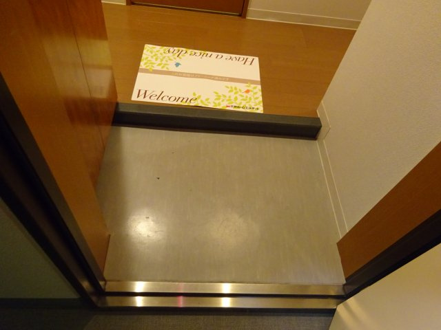 カラコレス篠崎の玄関