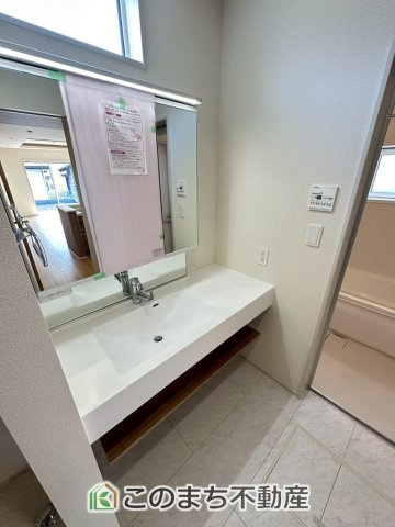 ブルーミングガーデン宇都宮市平松本町の洗面所|同社施工物件の写真です。※建具やフローリング、その他仕様が違う場合がございます。シャンプードレッサーで朝の身支度♪伸びるホースでお掃除も簡単清潔です！