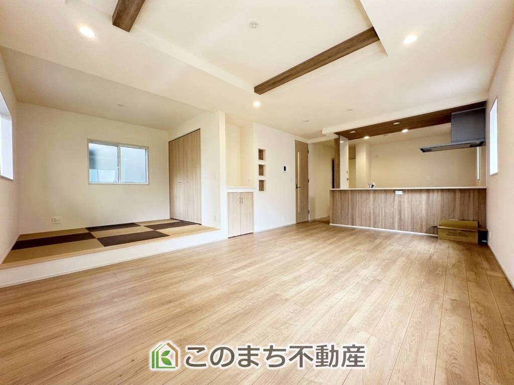 ブルーミングガーデン宇都宮市平松本町の居間・リビング|開放感のある広々としたリビング☆家族みんなでゆったりくつろげます♪
南側から暖かな日差しが差し込みます♪キッチンからリビングの様子がよく見渡せます☆