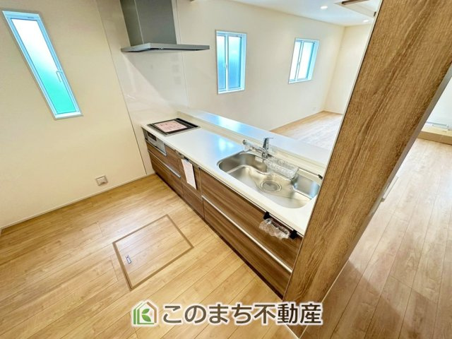 ブルーミングガーデン宇都宮市平松本町のキッチン|"お洒落なホワイト天板のペニンシュラキッチンを採用しております。
浄水器内蔵の水栓です♪"
