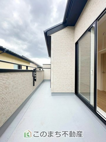 ブルーミングガーデン宇都宮市平松本町のバルコニー|南向きの大型バルコニーは陽当り良好で、たっぷりのお洗濯物もよく乾きます！
さらにインナーバルコニーなので雨の日でも安心してお出かけできますね♪