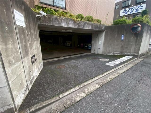 サンパーク我孫子駅前の駐車場|車をお持ちの方に嬉しい駐車場付きの物件です