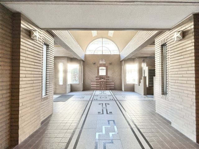 ※商業施設充実！　サーパス北本町　中古マンションのロビー|オシャレなだけではない！管理人の目が行き届く、安全面に考慮したエントランスホール。