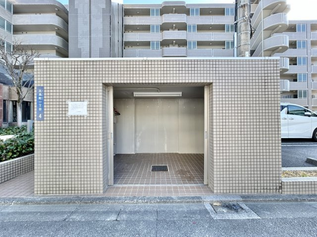 ※商業施設充実！　サーパス北本町　中古マンションのその他|敷地内ごみ捨て場あり。日々のごみ出しもスムーズ！