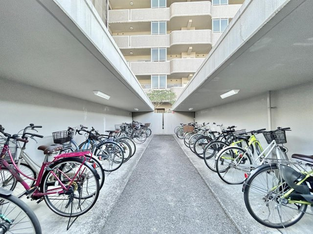 ※商業施設充実！　サーパス北本町　中古マンションの駐輪場|屋根付きが嬉しい♬雨の日も利用しやすい駐輪場。
