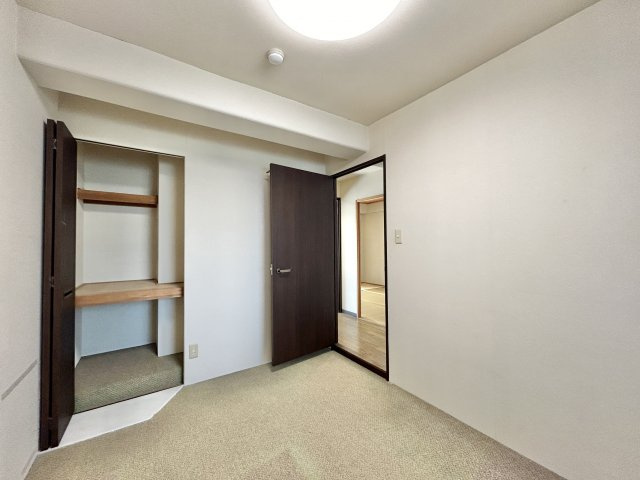 ※商業施設充実！　サーパス北本町　中古マンションの洋室|【リフォーム中】フローリング施工、クロス張替え、建具交換予定！収納部はクローゼットに交換し利便性もｕｐ☆