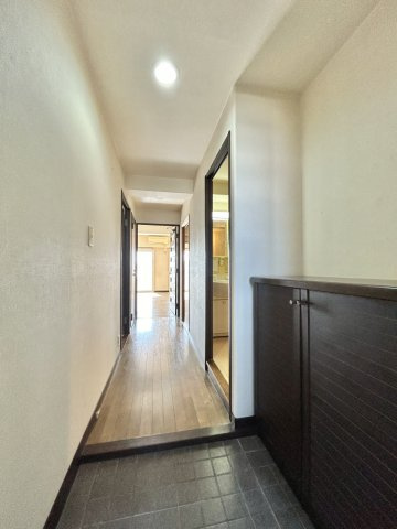 ※商業施設充実！　サーパス北本町　中古マンションのその他|【リフォーム中】クロス貼り替えを行い、より明るく開放的な空間へ。