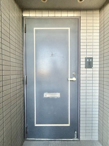 ※商業施設充実！　サーパス北本町　中古マンションの玄関|来訪者を確認できる、安心の『カメラ付きインターホン』付き。