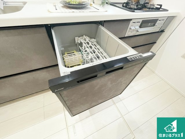 川西市水明台　第2期　新築一戸建ての設備|食事後の一仕事、食器洗いをボタン一つでお任せできちゃいます！場所を取らないビルトイン式なので、お料理スペースもしっかり確保！
